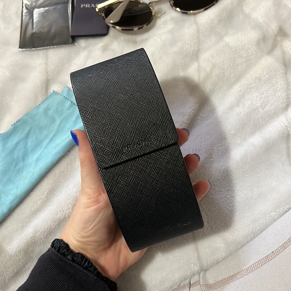 Prada sunglasses, great condition - Picture 4 of 4
